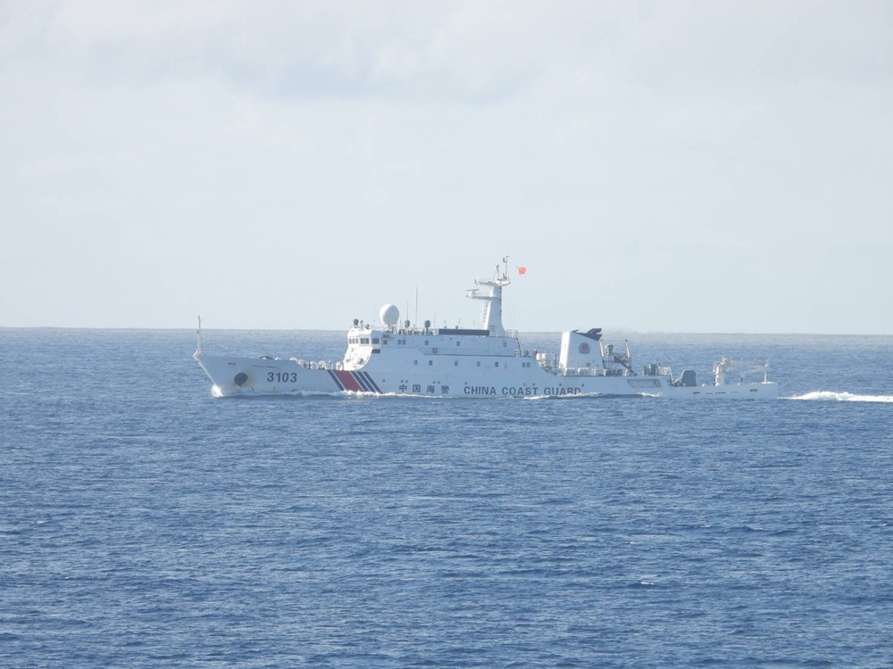 中國海警船編隊侵擾東沙海域 海巡雙艦全程監控驅離 230 CNEWS204251001a03