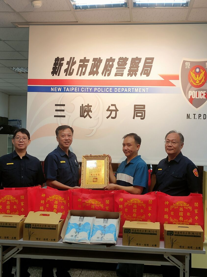 捐正儀式分局長許再周(左二)(圖/記者戴昱弘)