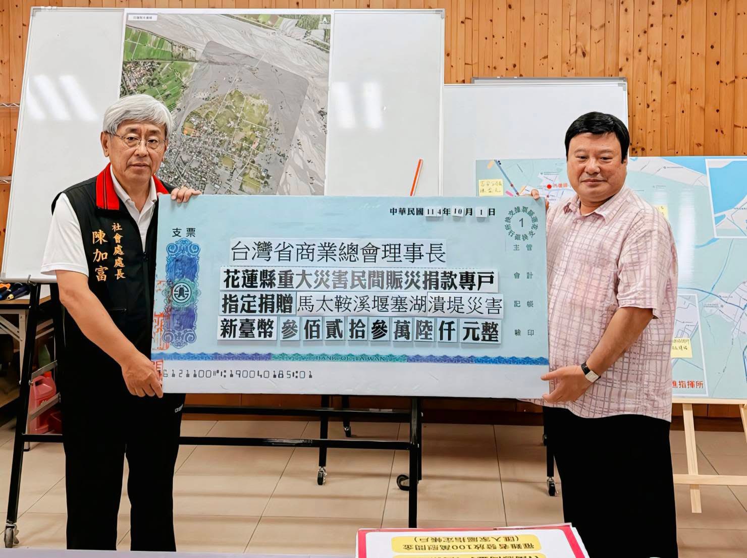 省商業總會理事長施勝郎(右)捐款助花蓮重建,由社會處長陳加富(左)代表受贈。(圖/記者林照東翻攝)