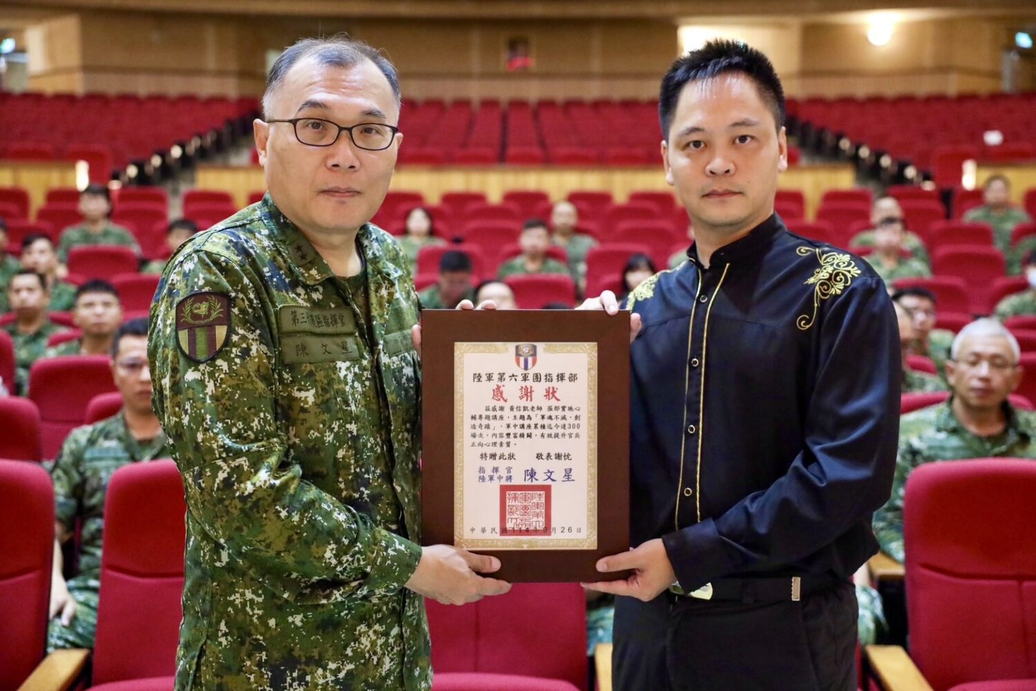 魔術師黃信凱以「軍魂不滅,創造奇蹟」為題,赴陸軍第六軍團獲指揮官陳文星頒贈感謝狀。(圖/黃信凱 提供)
