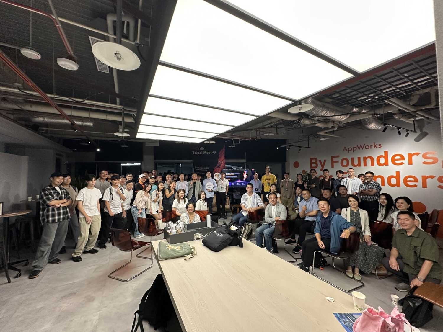 n8n原廠在台首場官方技術交流聚會9月26日晚間在AppWorks空間登場,在場與線上共計逾70位開發者、創業者與技術愛好者參加,場面熱絡。(圖/記者翻攝)