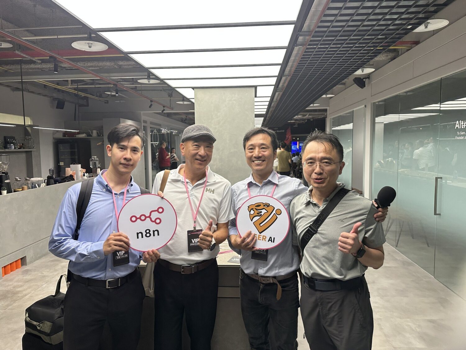 n8n原廠首度在台舉辦技術交流聚會,與會專家(由左至右)包括NICK老師 、台科大教授欒斌、虎智科技創辦人盧業興及VICTOR顧問。(圖/記者翻攝)