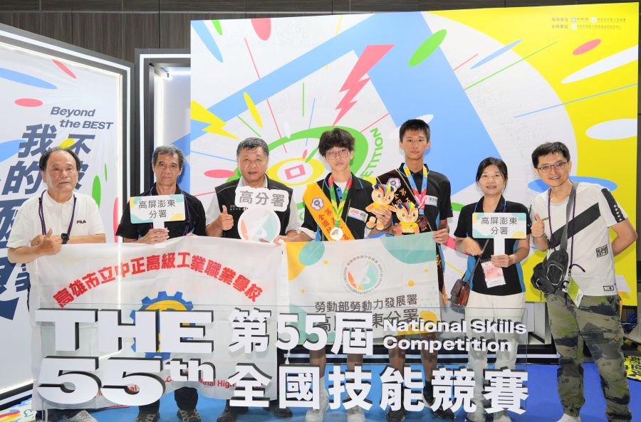 ▲高分署黃勝榮老師(左2)、高分署長郭耿華(左3)與青少年組電子職類國手薛湘嶧(中)合影。