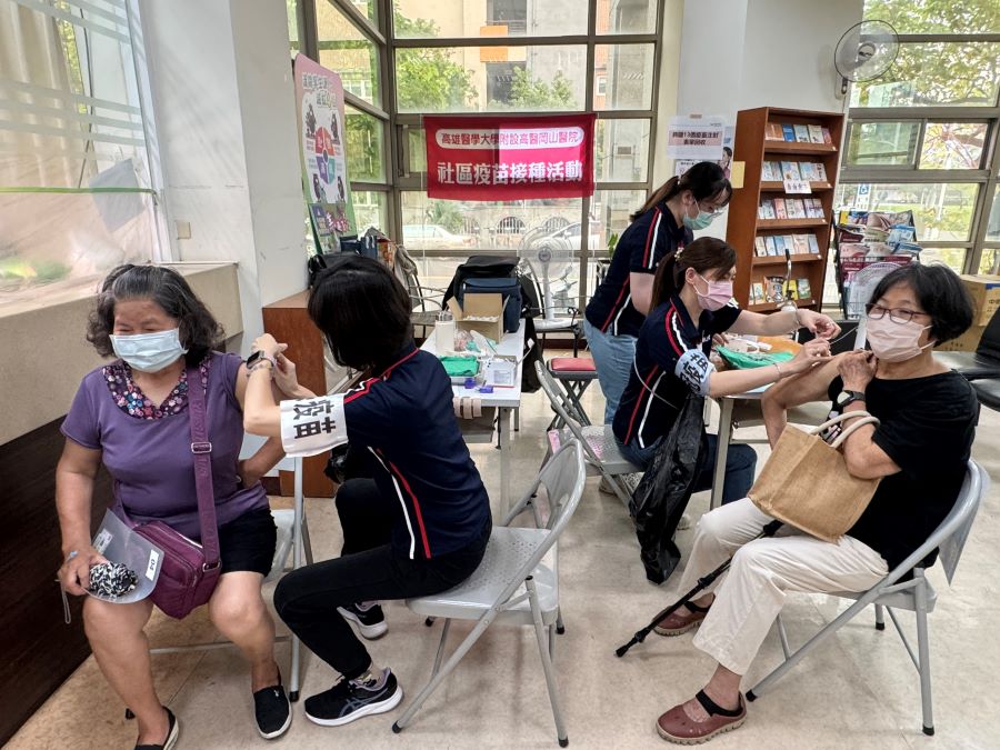▲高醫岡山醫院進駐岡山區衛生所提供市民流感、新冠肺炎及肺炎鏈球菌疫苗接種服務,並提供多項癌症篩檢。