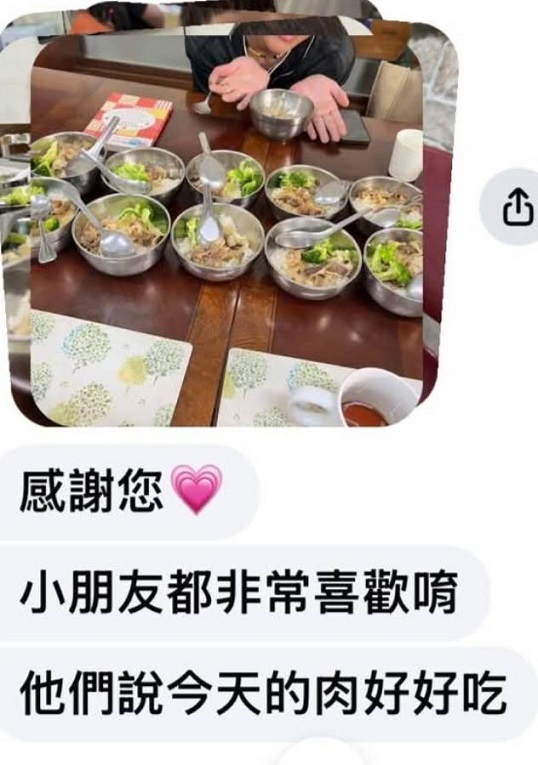 ▲公益達人詹長建向參與救災的花蓮玉里教會的孩子捐贈牛丼冷凍包,受到孩子們喜愛!