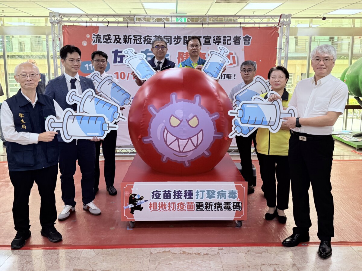 ▲114年度流感及新冠疫苗開打,疾病管制署、衛生局、醫界代表及苓雅區公所區長於高雄市宣導記者會中共同宣誓接種疫苗打擊病毒。(圖/高雄市衛生局提供)