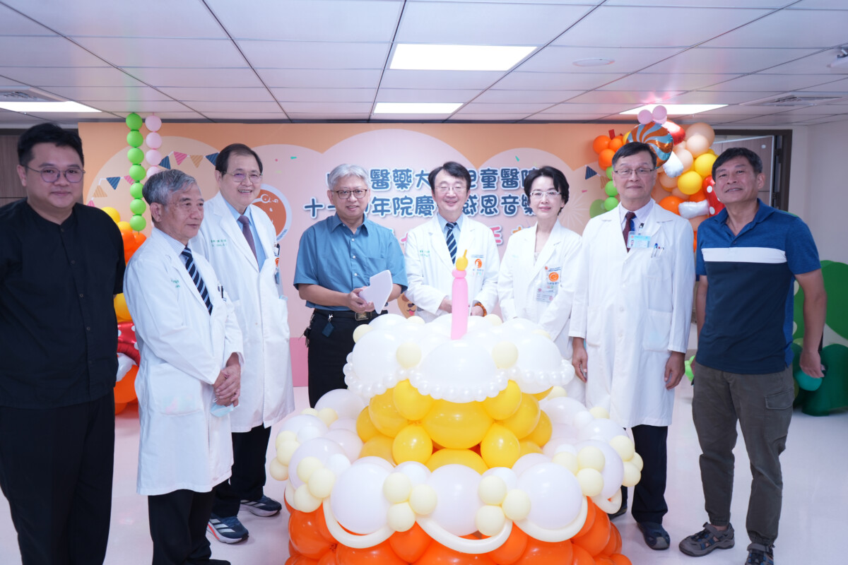 ▲中醫大兒童醫院11周年院慶,王志堯院長(右四)提到中醫大兒童醫院連續兩年成為美國《新聞週刊Newsweek》評比為亞太百大最佳兒童專科醫院,勉勵所有同仁的付出。(記者廖美雅翻攝)