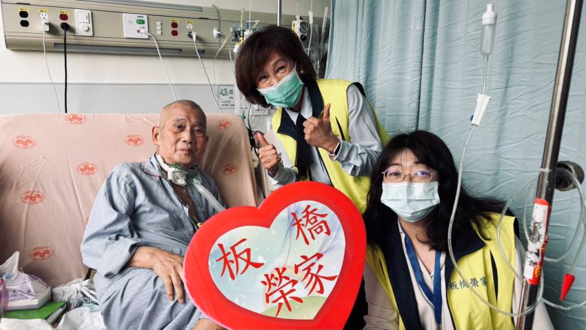 秋節慰訪榮總住院榮民 板橋榮家長者倍感溫馨 1 《圖說》中秋節將至,板橋榮家陳桂美家主任(中)慰訪北榮住院榮民。〈板橋榮家提供〉