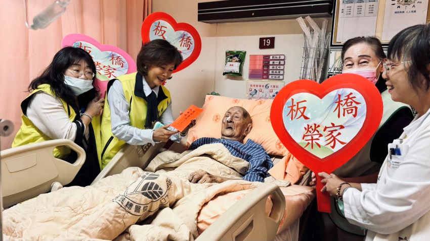 秋節慰訪榮總住院榮民 板橋榮家長者倍感溫馨 2 《圖說》陳桂美慰訪北榮住院榮民,長輩們深深感受到榮家對他們的關懷及照顧。〈板橋榮家提供〉