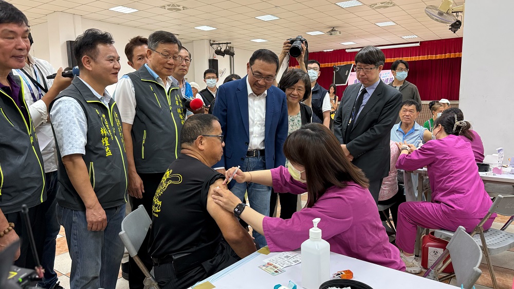 侯友宜鼓勵民眾「左流右新」接種疫苗 長者還可抽好禮 - https://www.watchmedia01.com