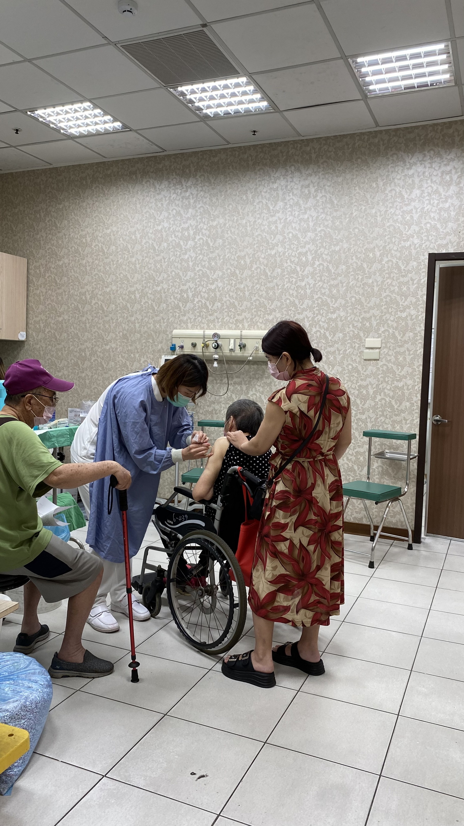 員榮醫院開打流感、新冠疫苗 涂川洲呼籲民眾盡早接種 - https://www.watchmedia01.com