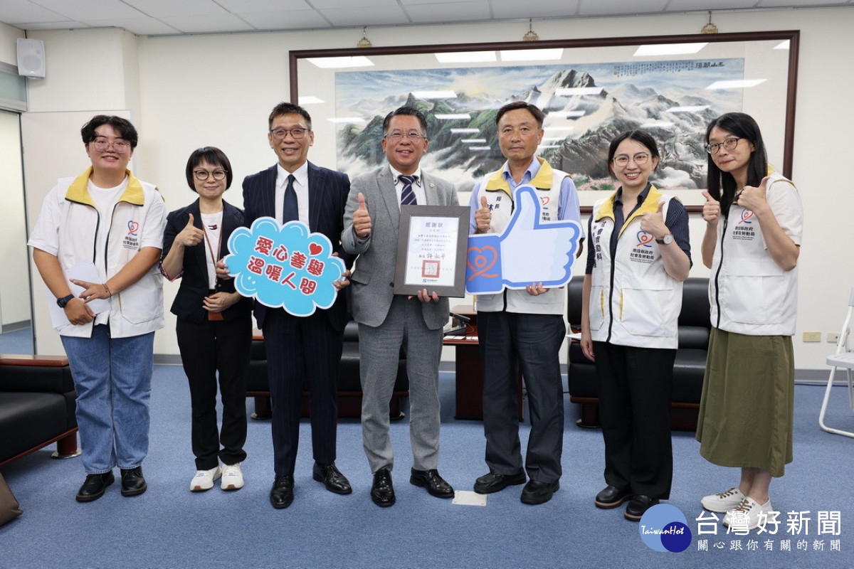 社會及勞動局長林志忠代表縣長許淑華公開表揚並致贈感謝狀,肯定企業對社會的貢獻。(縣府提供)