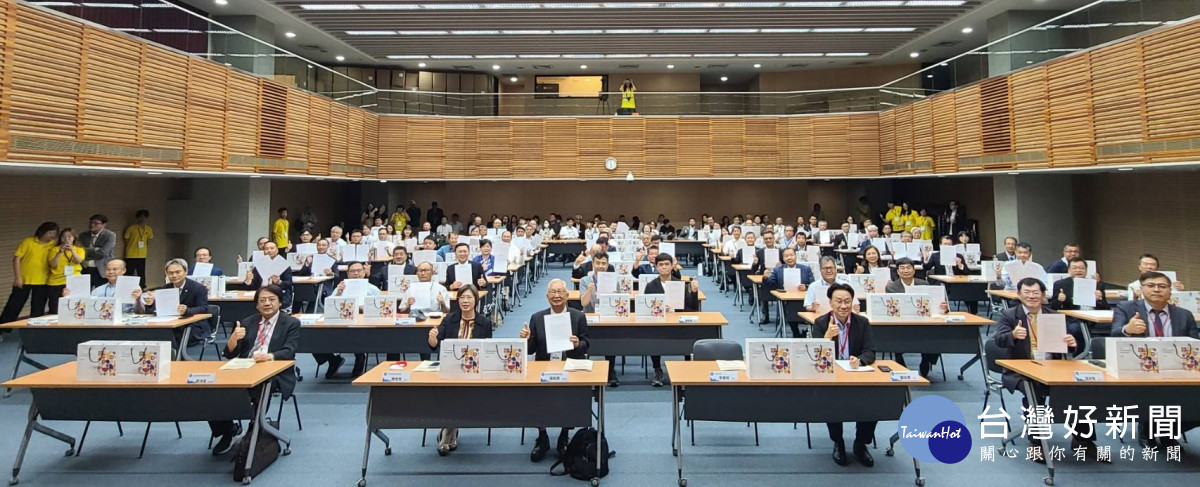 中原大學攜手資源循環產業推動協會，邀集75家企業簽署產學合作備忘錄，共推永續發展。
