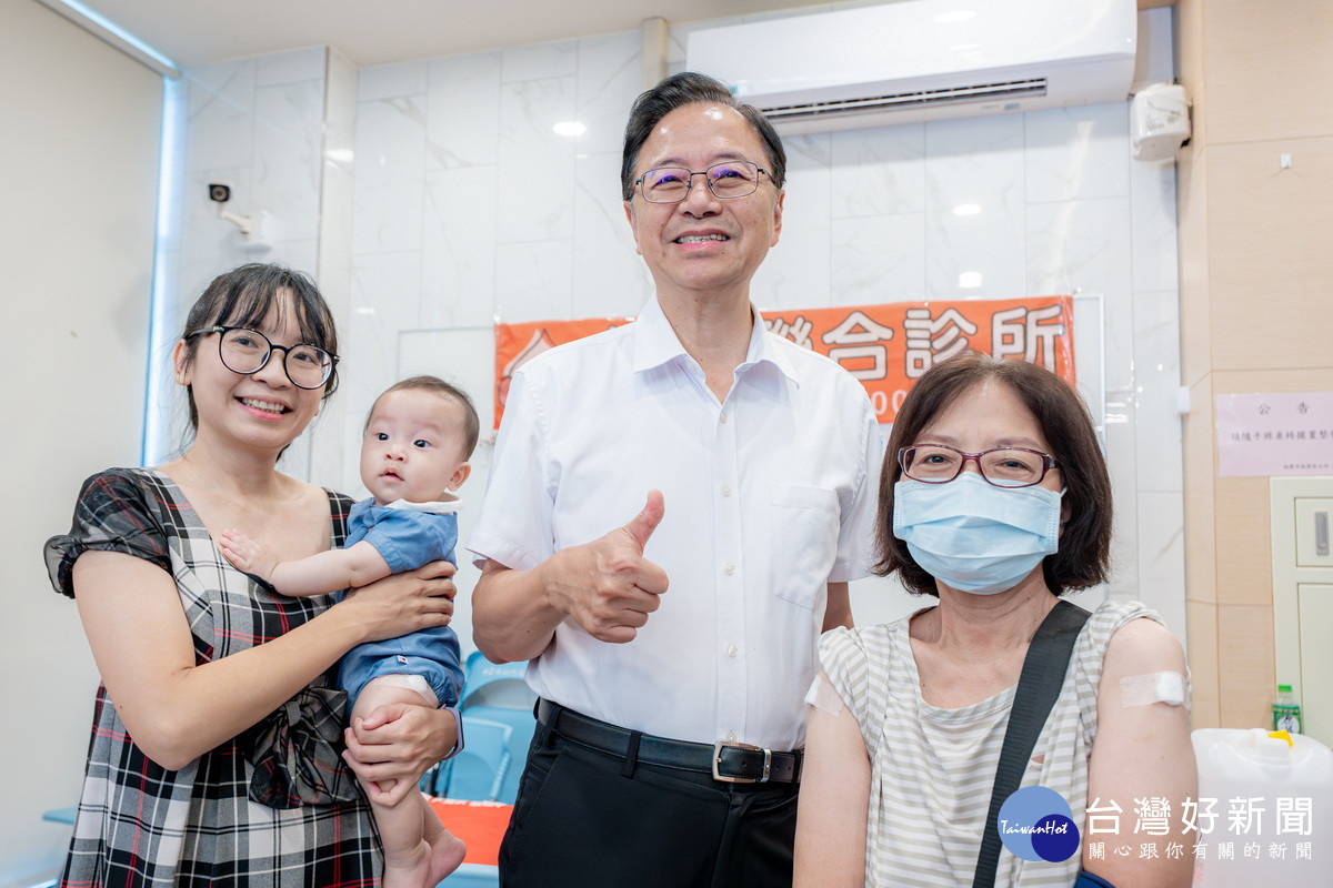 桃園市長張善政出席「左流右新一起來,健康防護最實在」疫苗宣導時與民眾互動。<br /><br />