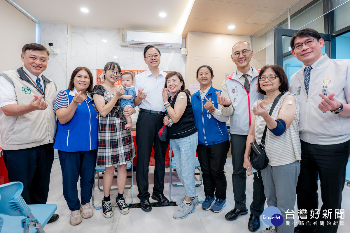 桃園市長張善政出席「左流右新一起來,健康防護最實在」疫苗宣導時與民眾互動。<br /><br />