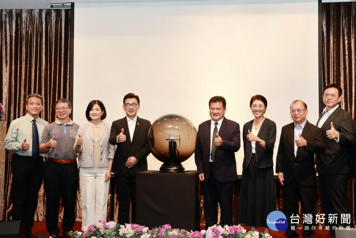 貴賓們共同見證中區觀光圈聯盟協會成立。（縣府提供）