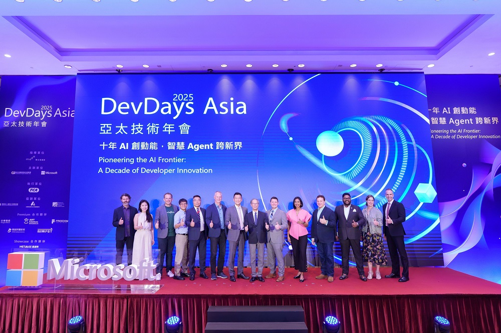 1001 01 微軟亞洲規模最大的旗艦級 AI 技術盛會 DevDays Asia 2025 邁入第十週年,由數位發展部數位產業署署長林俊秀、台灣微軟總經理卞志祥及多位微軟總部重量級主管共同揭幕,迎接大會的重要里程碑。