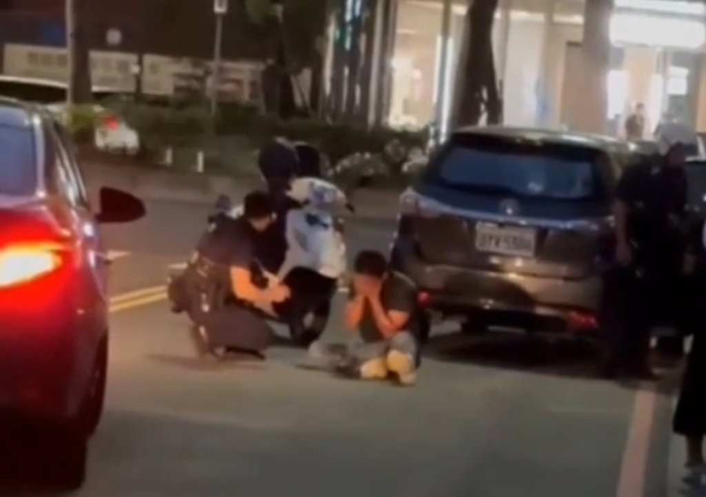 講電話被攔查!-車上竟藏「逃逸外勞」-兩男掙脫爆衝突 遭警噴辣椒水壓制