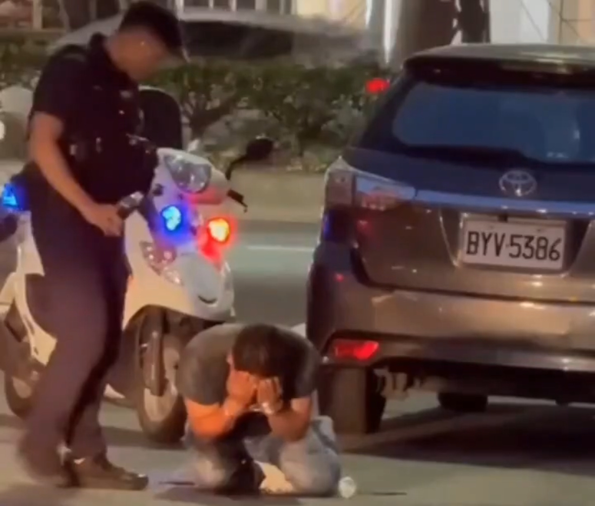 台南男講電話被攔查,車上竟藏逃逸外勞,被警噴辣椒水。