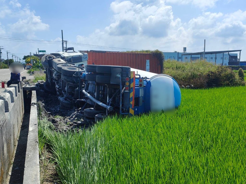 駕駛精神不濟釀禍! 苗栗通霄曳引車翻覆路邊稻田