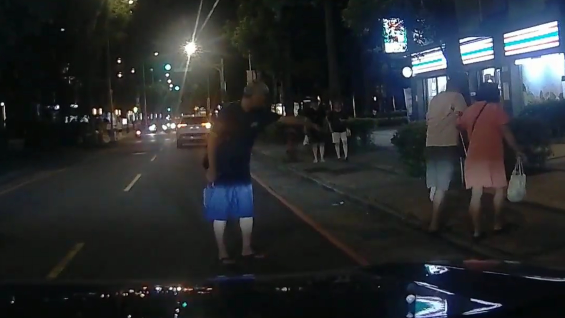 李姓男子疑因不滿3名行人未走行穿線闖越馬路,先閃大燈後又猛按喇叭示警,沒想到此舉引發對方不滿。