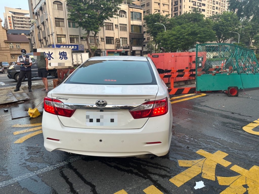 高雄男開車不熟路況「直衝」路邊!自小客撞爛施工欄杆-駕駛掛彩