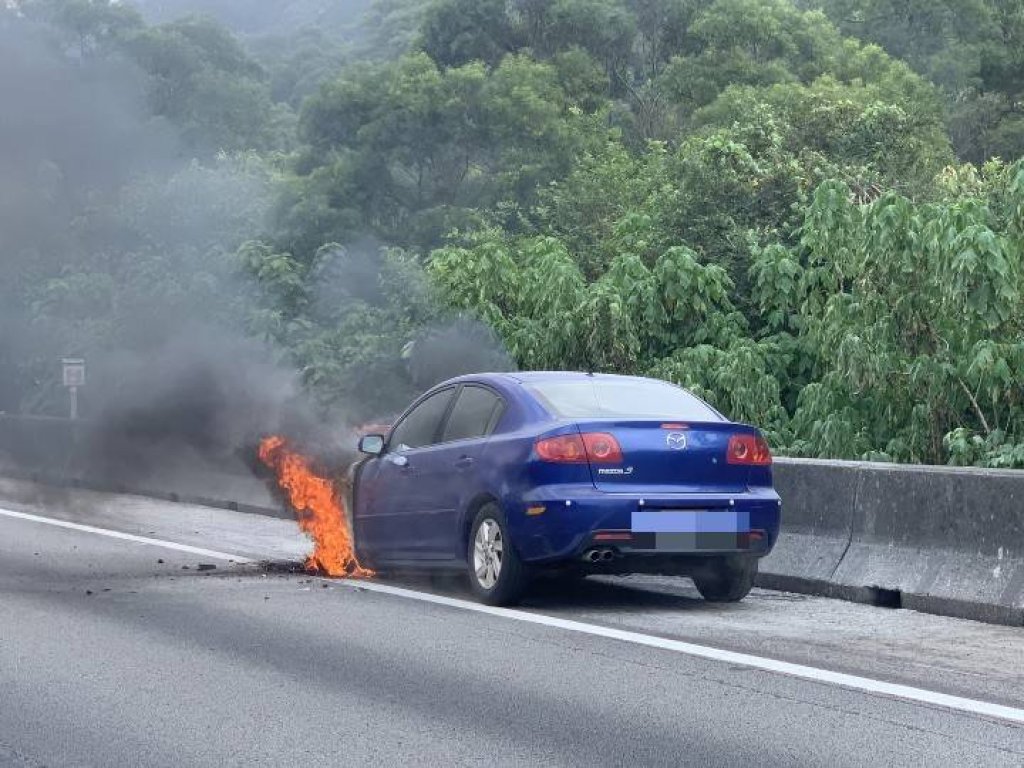 國道三義路段火燒車!- 駕駛急逃生