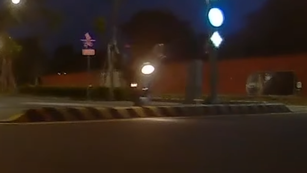 撞擊畫面曝光！-　虎尾機車騎上人行道自撞翻跟斗