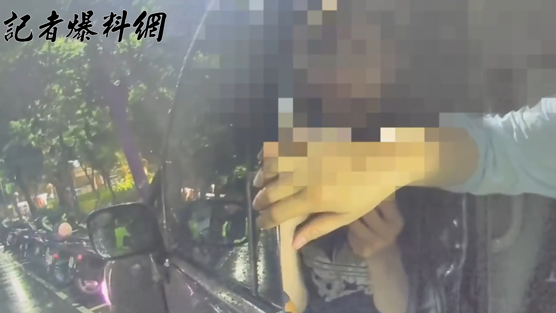 林女在員警盤查過程中情緒失控,脫口辱罵員警「你他X就是1個垃圾公務員!」