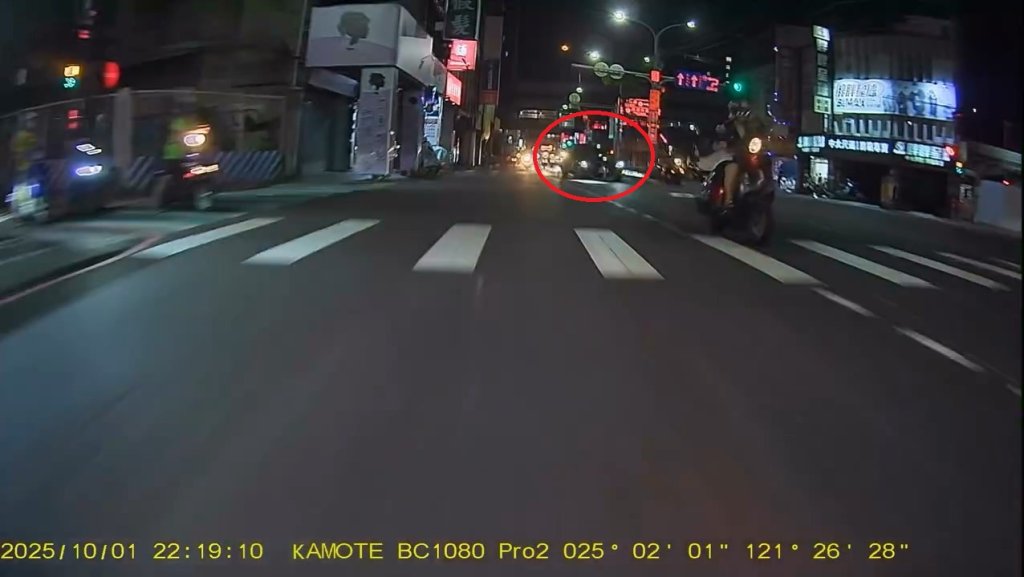 影/人車噴飛!單車騎士疑左轉「外線道切進內線道」 遭直行轎車撞擊