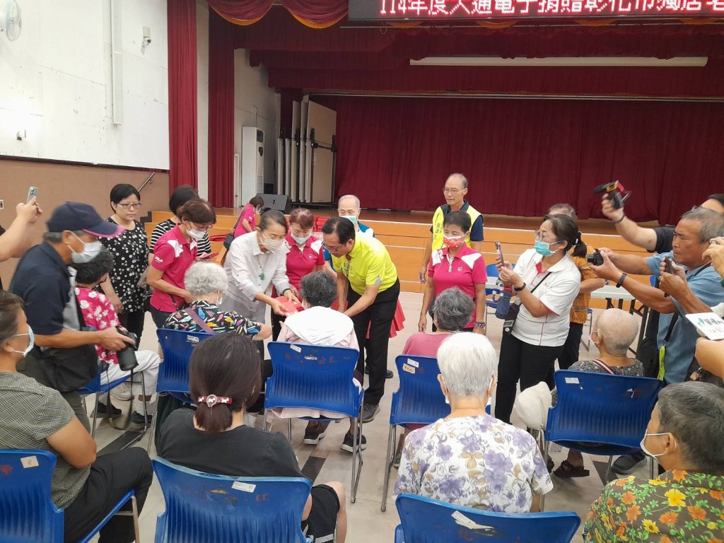 秋節前-大通電子公司捐贈彰市63位獨居長者慰問金