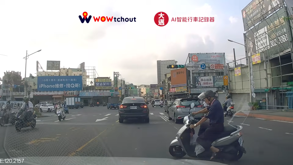 影/台南伯鬼切!遭直行車猛撞飛 疼痛趴地待救