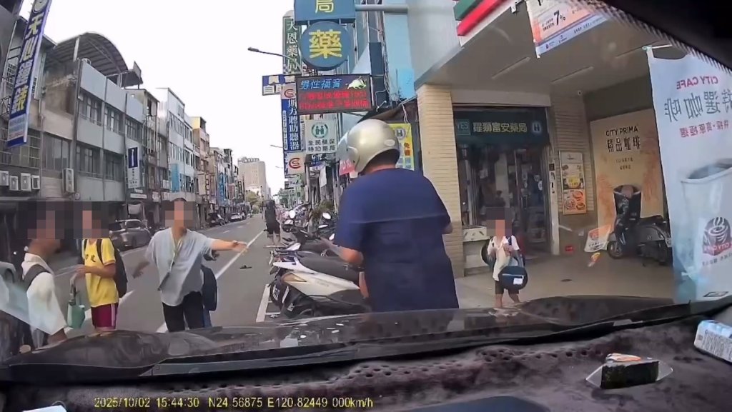 影/苗栗男持刀「當街捅人」驚悚影片曝光!2女童1男受傷送醫 家屬怒:兇手拜託給我去死