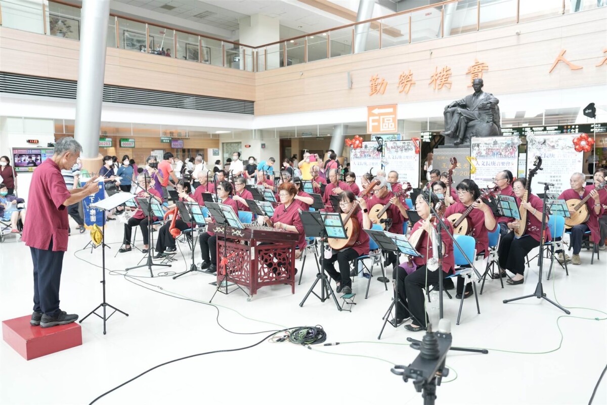 嘉義長庚醫院中秋節前夕，邀請享有「千歲樂團」美譽的橋下國樂團，辦的「人文長庚音樂會」。（圖/長庚醫院提供）