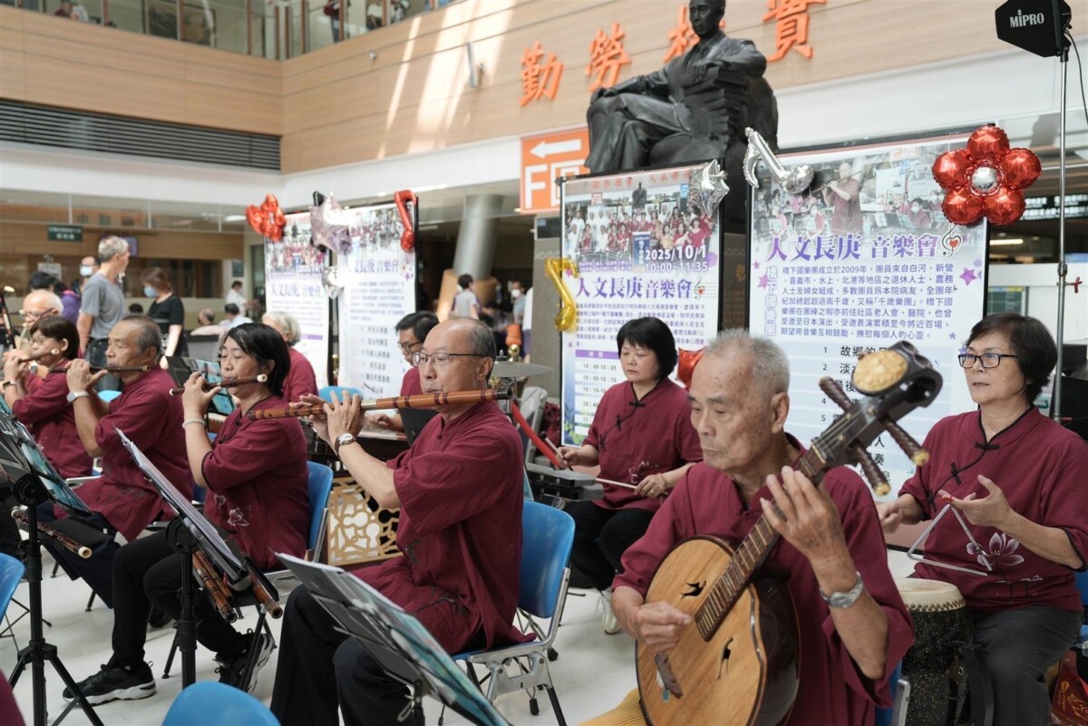 嘉義長庚醫院中秋節前夕，邀請享有「千歲樂團」美譽的橋下國樂團，辦的「人文長庚音樂會」。（圖/長庚醫院提供）