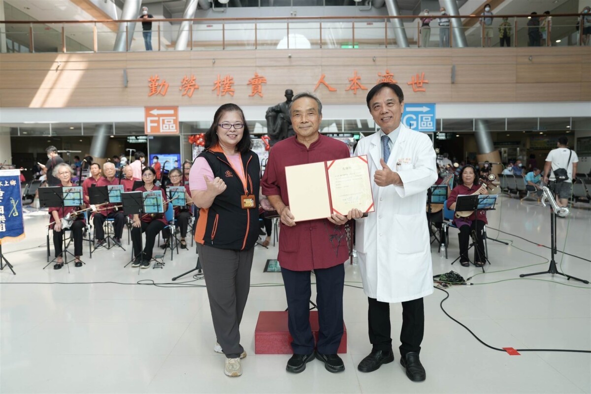 嘉義長庚醫院中秋節前夕，邀請享有「千歲樂團」美譽的橋下國樂團，辦的「人文長庚音樂會」。（圖/長庚醫院提供）