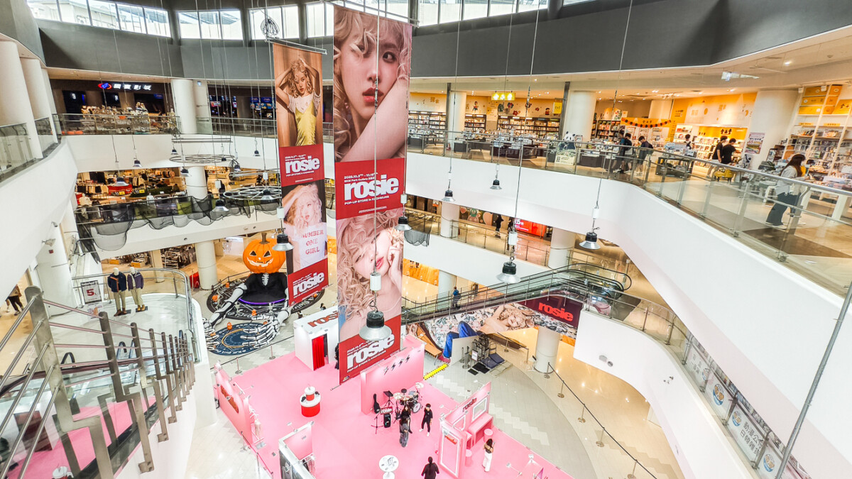 ▲高雄10月滿滿的BLACKPINK！ROSÉ快閃店登陸高雄，全部商品採預購制。（圖/記者黃淑貞攝）