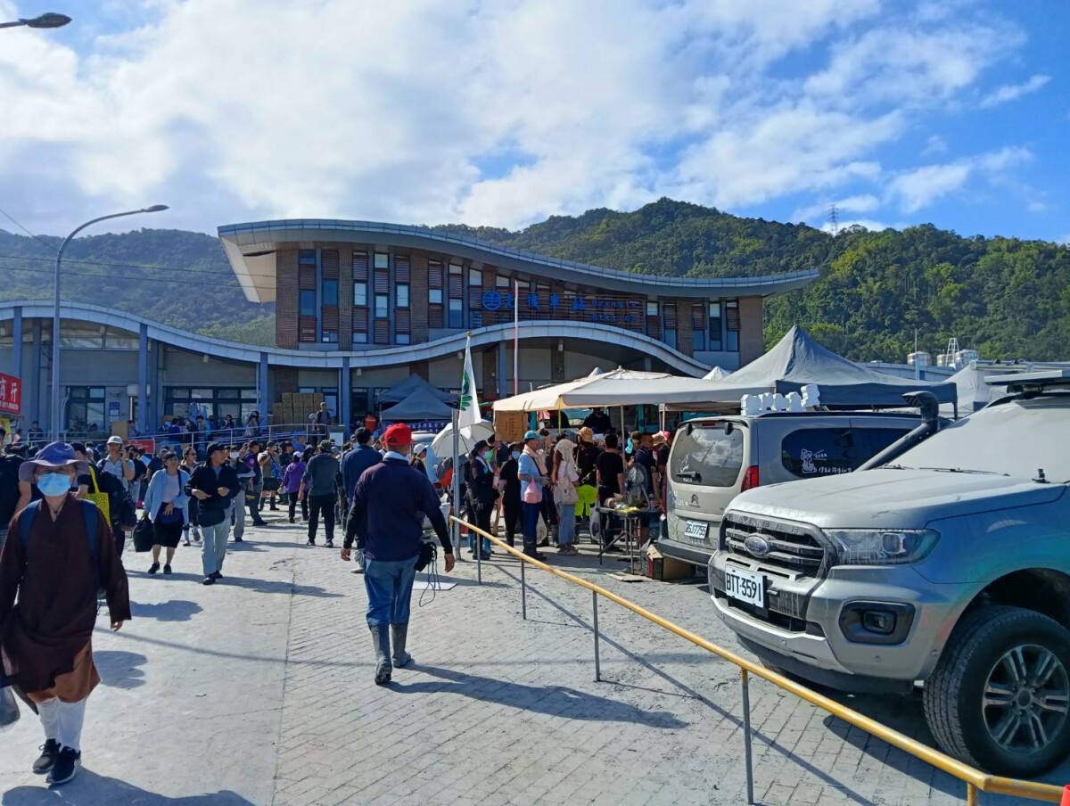 今天花蓮光復車站依舊满满熱心志工前來幫忙(圖/高雄市保全公會提供)