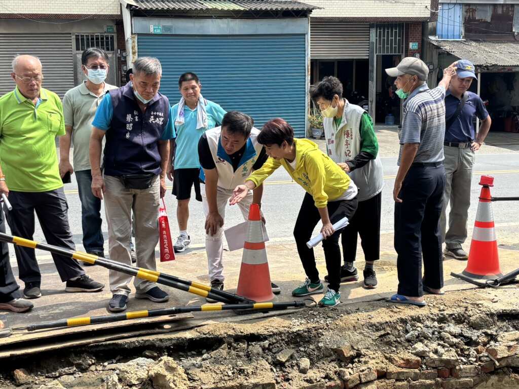 ▲角逐台南市長候選人陳亭妃傾聽民意與需求。