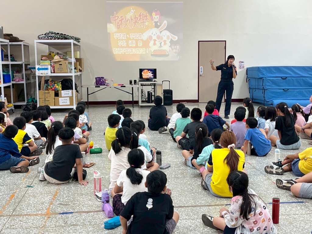 ▲臺南市政府警察局婦幼警察隊針對婦幼人身安全、反詐騙及秋節廉政等議題宣導。