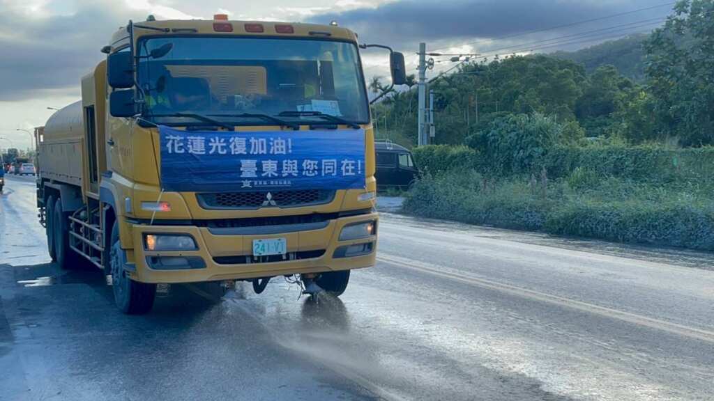 ▲臺東出動抓斗車、清溝車馳援，攜手花蓮投入災區環境復原。