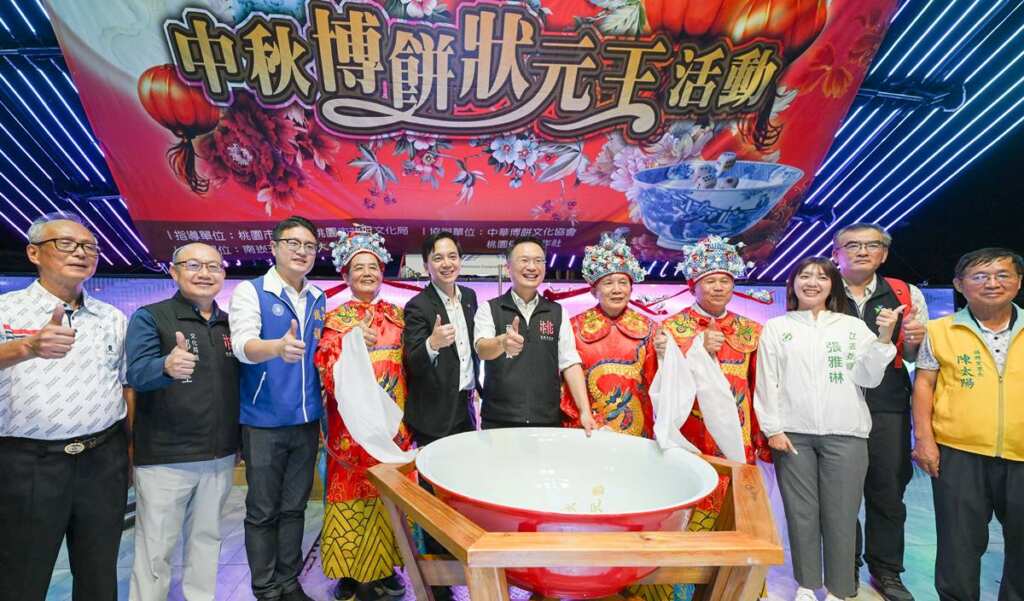 ▲桃園市副市長蘇俊賓昨晚前往南崁五福宮,出席「2025南崁五福宮第14屆中秋博餅狀元王」活動。