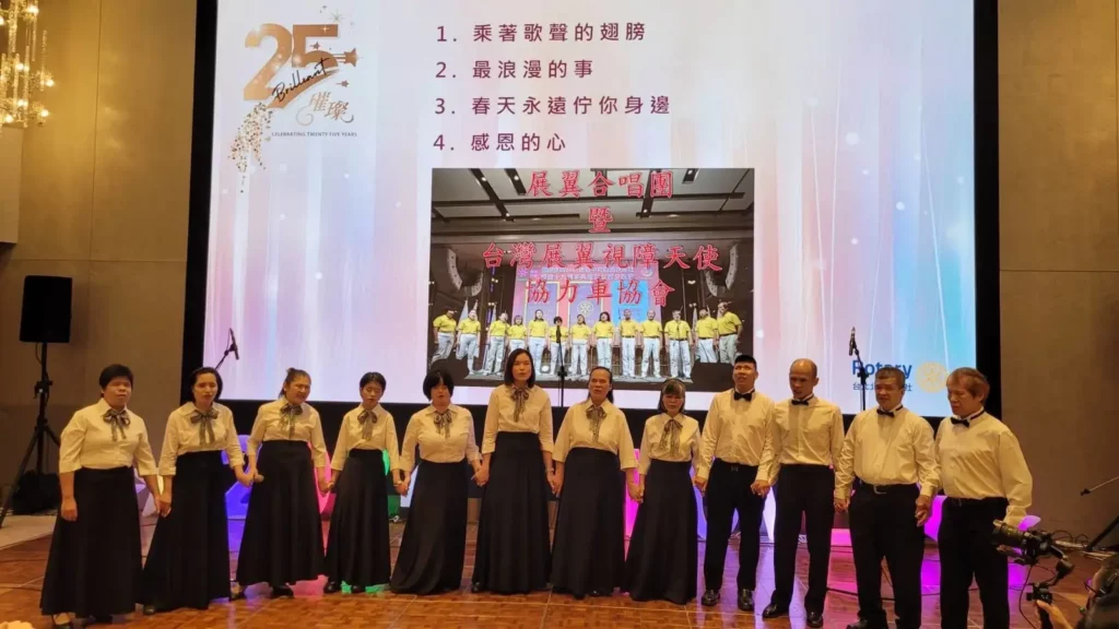 雖然團員彼此無法看見,但卻能透過呼吸、默契與專注,唱出震撼人心的和聲。