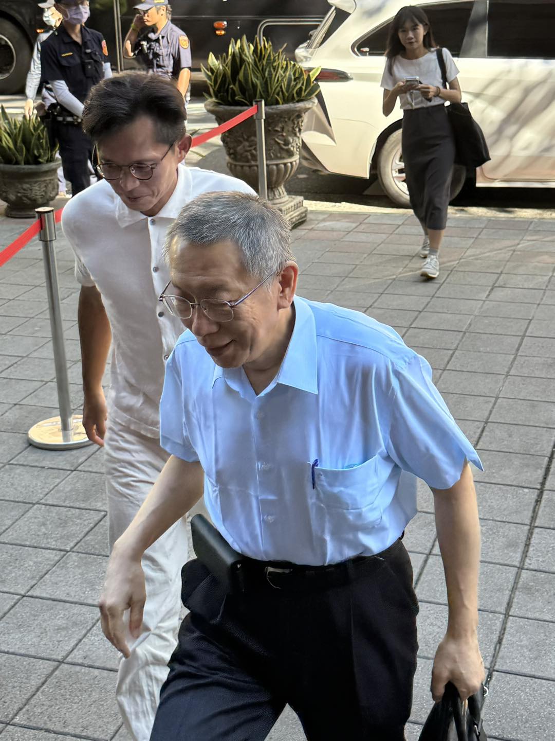 黃國昌狗仔風波延燒郭台銘疑被跟監 柯文哲突喊:偶居然真的被跟了 208 黃國昌狗仔風波延燒郭台銘疑被跟監 柯文哲突喊:偶居然真的被跟了 207