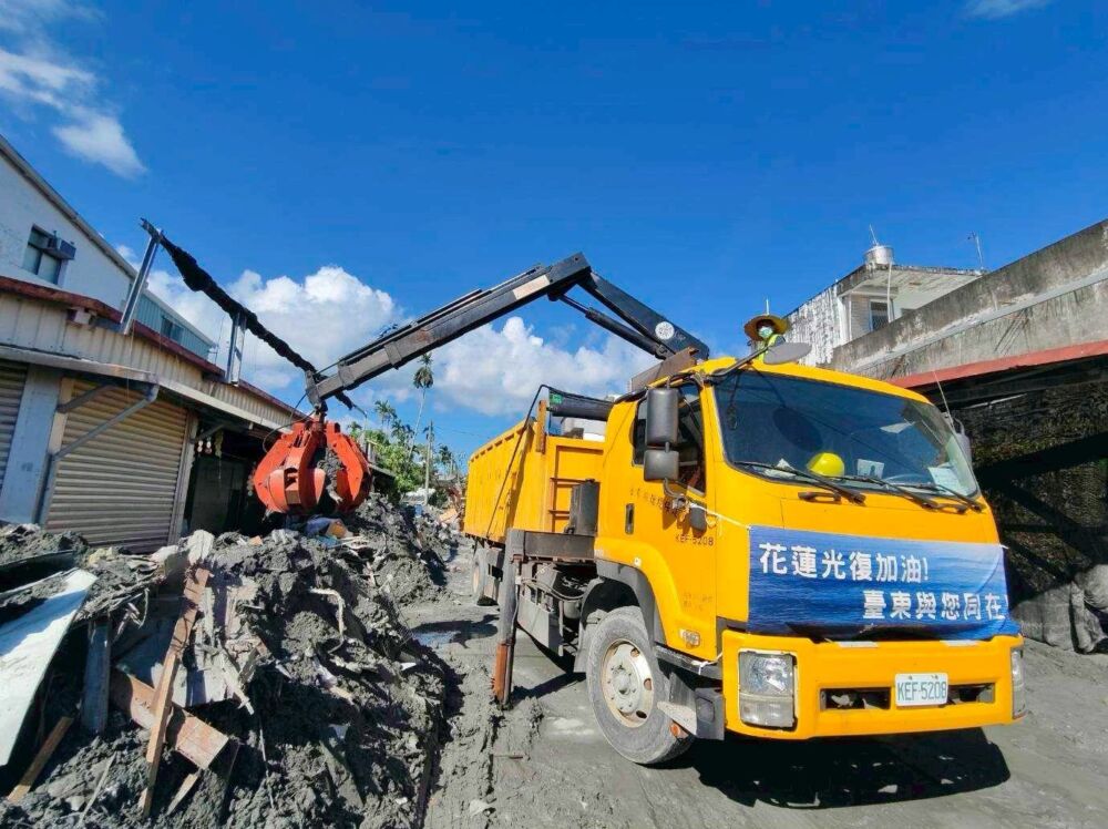 饒慶鈴出動多輛抓斗車、清溝車馳援 投入花蓮災區助復原 222 饒慶鈴出動多輛抓斗車、清溝車馳援 投入花蓮災區助復原 221