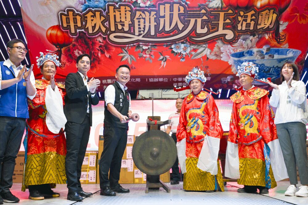 中秋博餅千人擲骰拚狀元 蘇俊賓讚:展現社區凝聚力 227 照片來源:桃園市政府