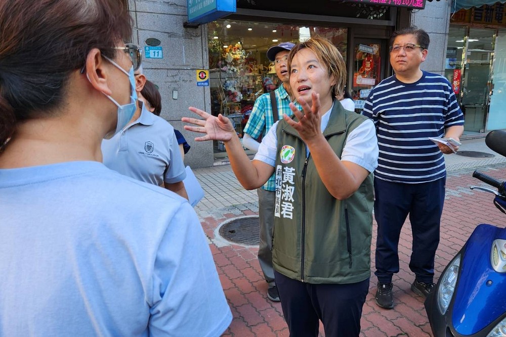 「葉元之貴人」身披黃淑君助理背心引熱議 林國春酸:這叫光明磊落? 216 「葉元之貴人」身披黃淑君助理背心引熱議 林國春酸:這叫光明磊落? 215