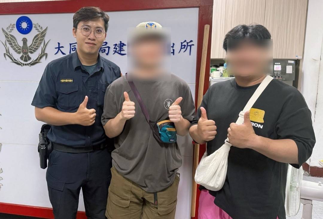 處理員警與韓國籍旅客合影
