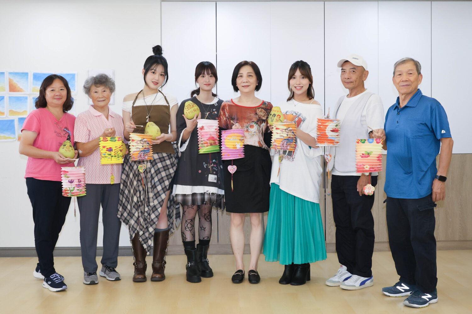 「馬來西亞創作女聲」陳佩賢攜手「福茂新聲」童雲晞、康庭瑋陪伴長者們一起彩繪柚子、提燈籠，歡度「中秋佳節」。(圖/紅心字會 提供)