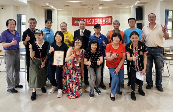 桃園公道正義服務協會與全國被害人權協會攜手舉辦「中元感恩送禮」公益活動,理事長劉承武與貴賓、志工合影留念。(圖/記者林照東翻攝)